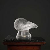 A LALIQUE FROSTED GLASS RAMS HEAD.