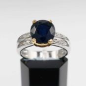 AN 18CT GOLD SAPPHIRE SOLITAIRE RING