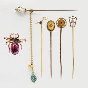 A COLLECTION OF VARIOUS HAT PINS AND A INSECT BROOCH (7).