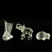 A LALIQUE FROSTED ELEPHANT A SWALLOW BOOKEND AND HEDGEHOG. (3).