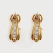 A PAIR OF 18CT GOLD EARRINGS