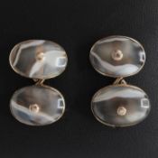 A PAIR OF YELLOW METAL AGATE SET CUFFLINKS