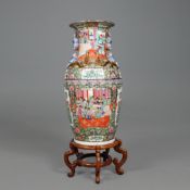 A CHINESE FLOOR STANDING FAMILE ROSE VASE.