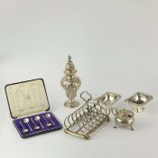 A COLLECTION OF ASSORTED SILVER AND SILVER PLATE.