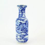 A CHINESE KANGXI STYLE BLUE AND WHITE VASE.