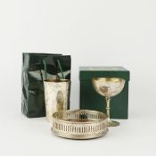 A COLLECTION OF THREE SILVER ITEMS.