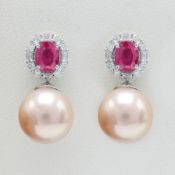 A PAIR OF 18CT GOLD DROPLET EARRINGS.