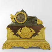A 19TH CENTURY FRENCH MANTLE CLOCK.