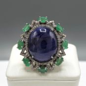 A SAPPHIRE, EMERALD AND DIAMOND SET DRESS RING.