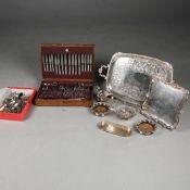 A COLLECTION OF ASSORTED SILVER PLATED ITEMS.