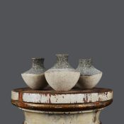 GERALDINE PHILLIPS (1953-2025). A GROUP OF THREE SMALL STUDIO POTTERY VASES (3).