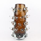 A MID-CENTURY MURANO BRUTALIST AMBER SPIKE VASE.