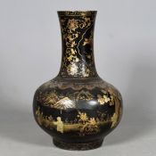 A 19TH CENTURY JAPANESE EXPORT BLACK AND GILT LACQUER ONION VASE.