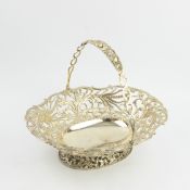 A GOLDSMITH & SILVERSMITH GEORGE V SILVER BREAD BASKET.