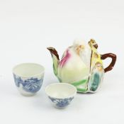 CHINESE BLUE AND WHITE TEA BOWLS AND IMMORTAL TEA POT (3)