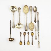 A COLLECTION OF ASSORTED SILVERWARE