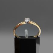 AN 18CT GOLD DIAMOND SOLITAIRE RING