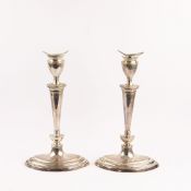 A PAIR OF GOLDSMITH & SILVERSMITH SILVER CANDLESTICKS. (2)