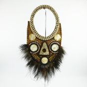 A PAPUA NEW GUINEA CEREMONIAL NECKLACE.