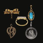 A COLLECTION OF ASSORTED GOLD JEWELLERY