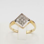 AN 18CT GOLD DIAMOND SET DRESS RING