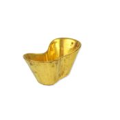 A CHINESE CERAMIC GILT SYCEE.