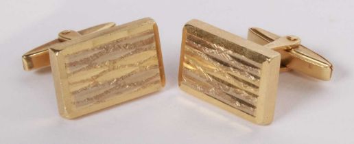A pair of 14 carat gold cufflinks with a diamond-cut striped pattern, 1.2 x 1.8cm, 11.8g