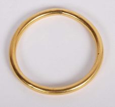 An 18 carat yellow gold bangle, 20g