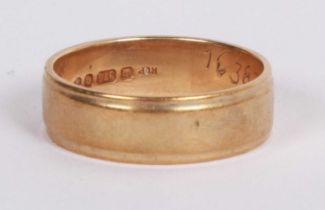 A 9 carat yellow gold wedding band, size O/P, 3.5g