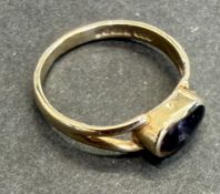 Jewellery: Attractive small 9ct Gold ring with dark blue/purple stone 1.6g Size J