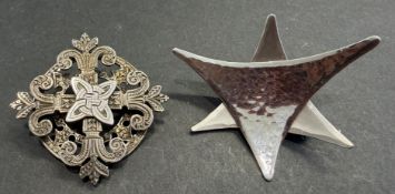 Jewellery : Pair of vintage white metal broach's possible continental design