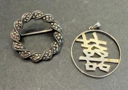 Circular silver pendant with Japanese writing style design, plus silver broach total weight 7.2g