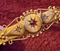 JEWELLERY : Fantastic 9ct GOLD bracelet/bangle with inset diamonds and ruby 9.5g
