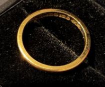 JEWELLERY : 18ct Gold wedding band, clear hallmarks, plus engraved inside Size M 2.35g