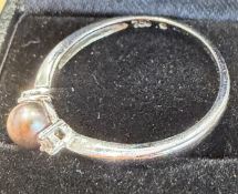 JEWELLERY : 18ct White GOLD diamond and pearl ring size M-L 1.5g