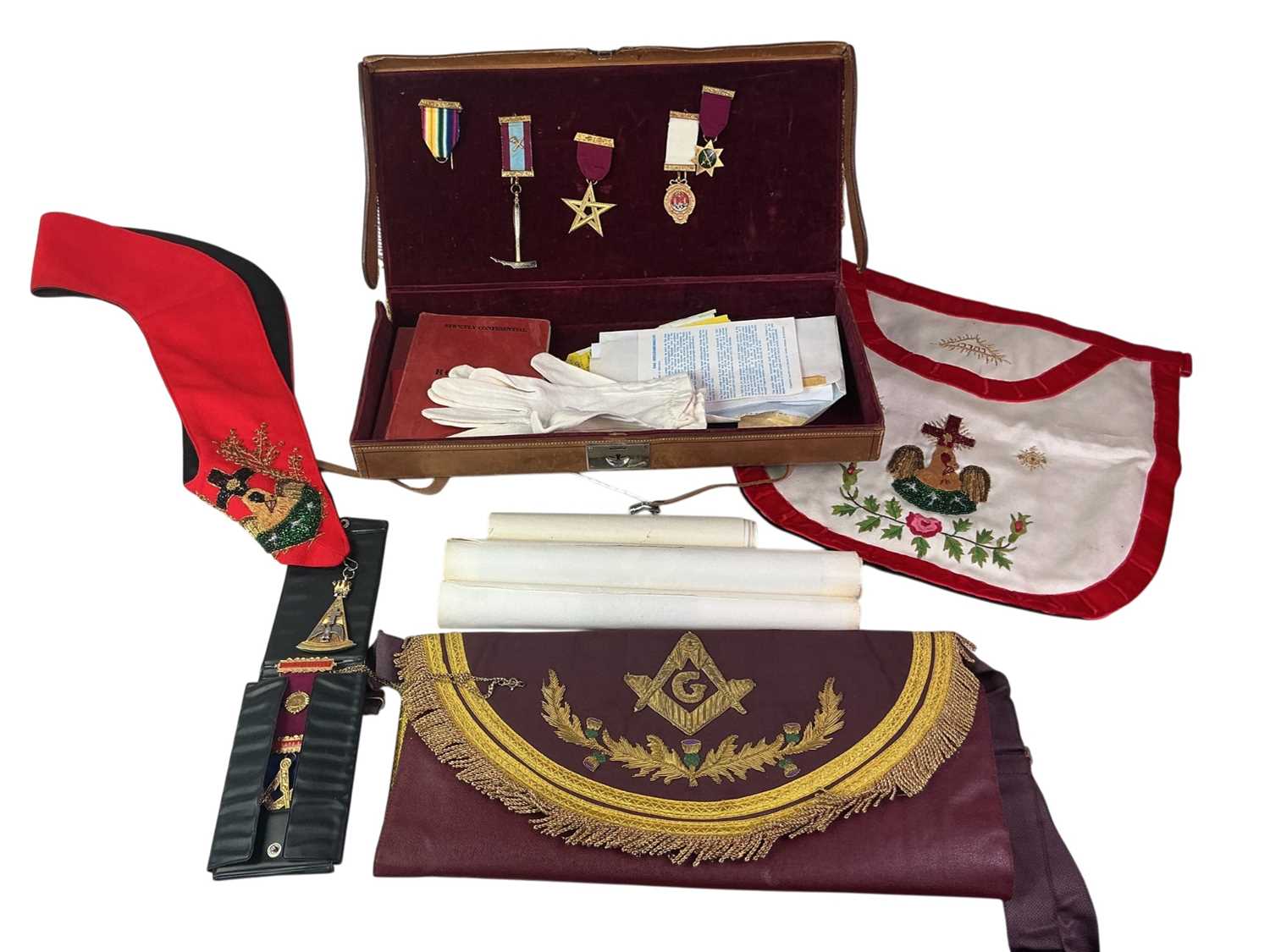 Lot 1526 - Masonic Regalia in a Toye, Kenning
