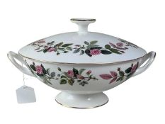 WEDGWOOD HATHAWAY ROSE PATTERN DINNER SERVICE, LATE 20TH CENTURY