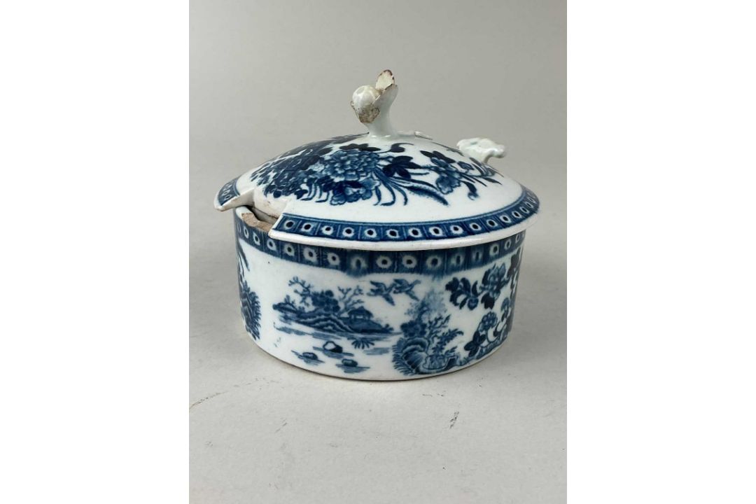 EARLY WORCESTER PORCELAIN LIDDED BOX, CIRCA 1820s of circular form with ...