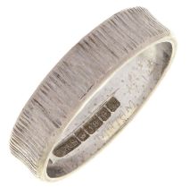 An 18ct white gold wedding ring, 4g, size N Condition Report: Slight wear
