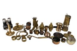 A collection of assorted brass and other metalware items.