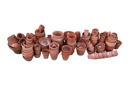 A large quantity of terracotta flower pots. Of various sizes and shapes, Max H17cm.