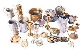 A collection of assorted vintage brass and metalware.