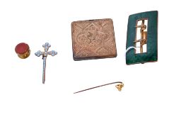 A small group of yellow metal jewellery and collectables.