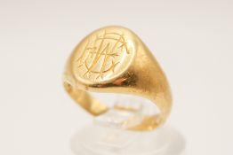An 18ct gold signet ring. With engraved monogram, hallmarked, weight 7.14g.
