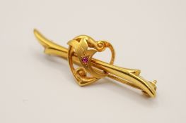 A 9ct gold bar brooch.