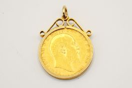 An Edward VII sovereign coin within a 9ct gold cushion mount suspension. 9.5g gross weight.