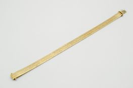 A 14ct gold bicolour bracelet. Of striped brick pattern, marked 585 to clasp, W0.