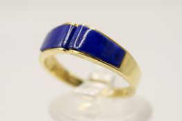 An 18ct gold and lapis lazuli ring.
