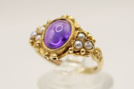 A 9ct gold dress ring.