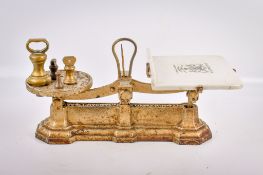 An early 20th century Avery 4lb 'shop' balance scales with four weights.